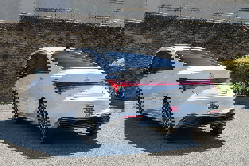 Used 2021 Hyundai Elantra Limited image 9