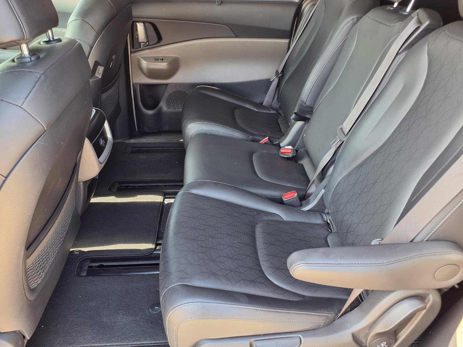 Used 2025 Kia Carnival EX FWD image 10