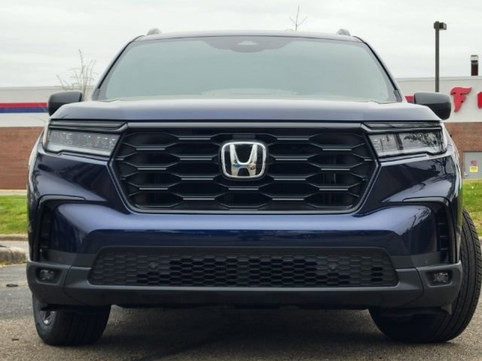 Used 2025 Honda Pilot Sport image 2