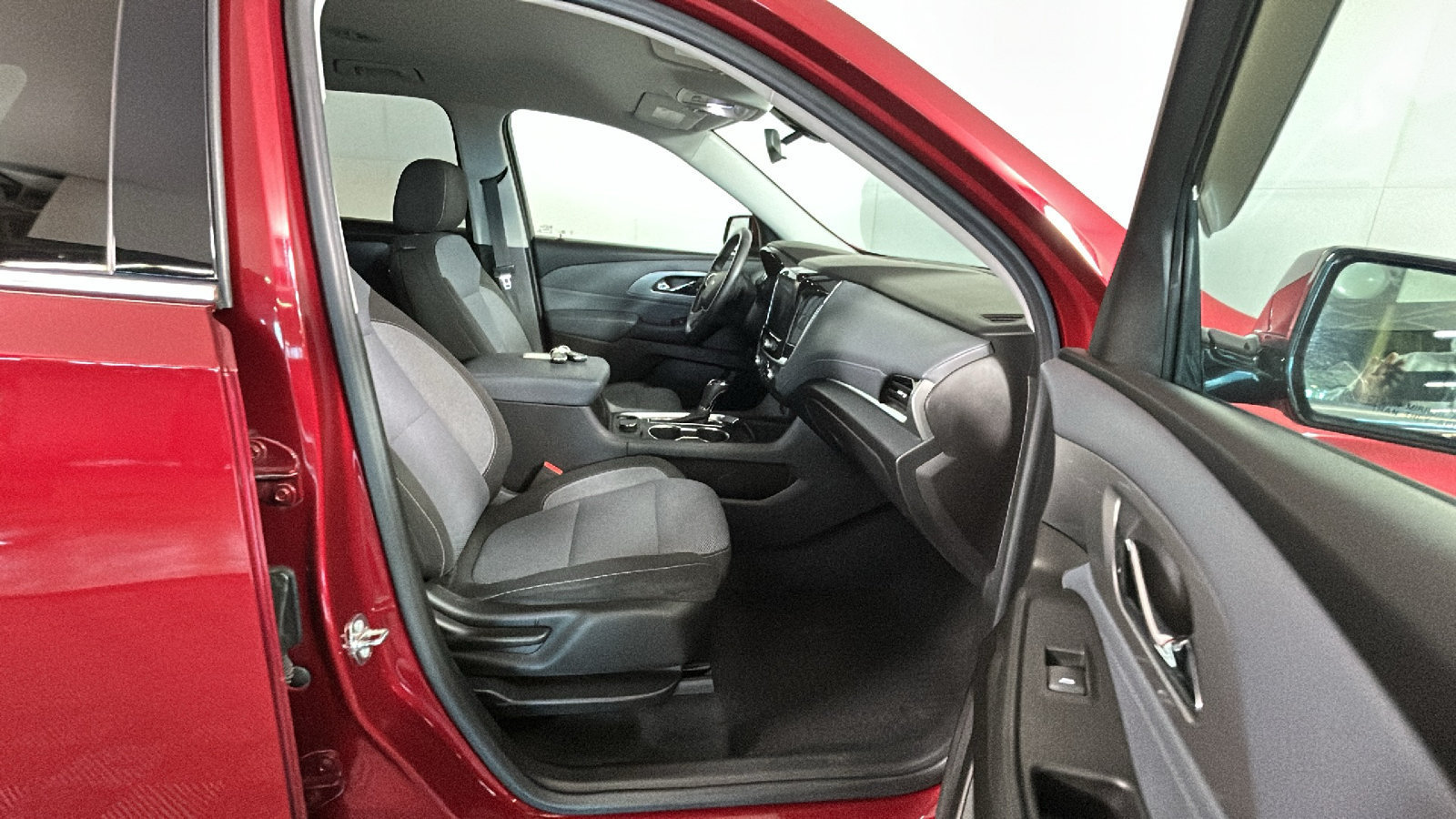 Used 2018 Chevrolet Traverse LT FWD image 38
