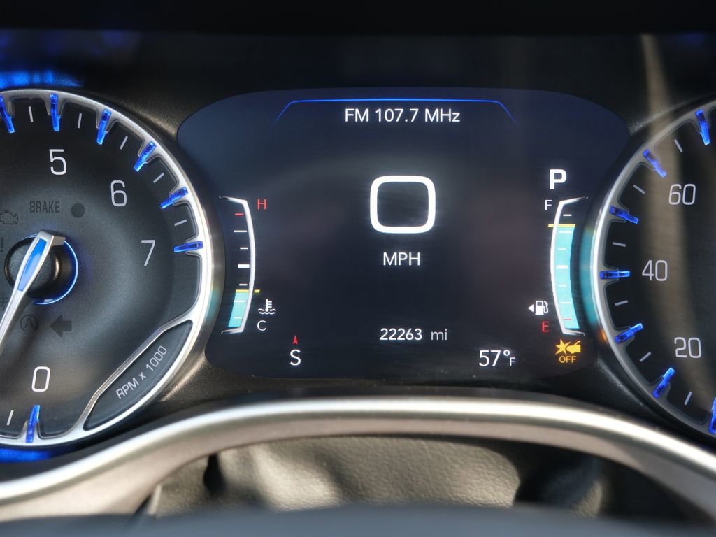 Used 2025 Chrysler Pacifica Select image 4