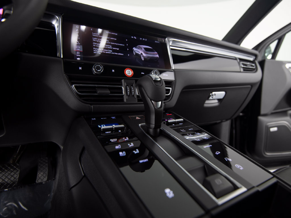 Certified 2026 Porsche Macan AWD/4WD image 30