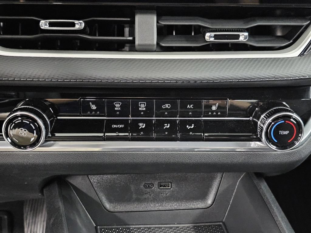 Used 2026 Chevrolet Equinox LT w/ Safety and Technology Package FWD image 19
