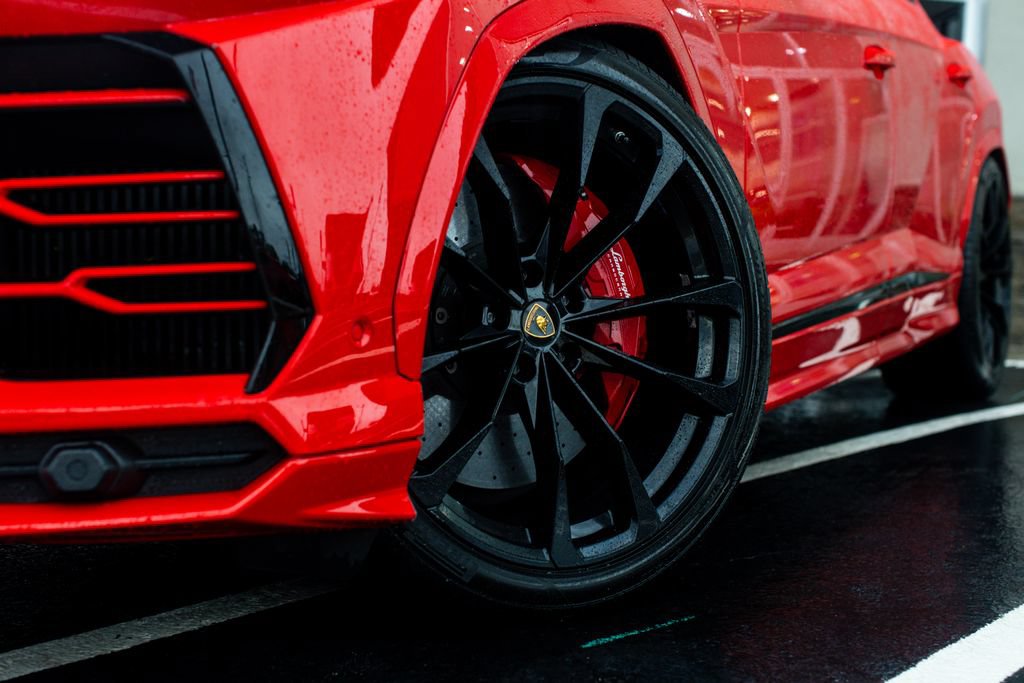 Used 2019 Lamborghini Urus AWD/4WD image 2
