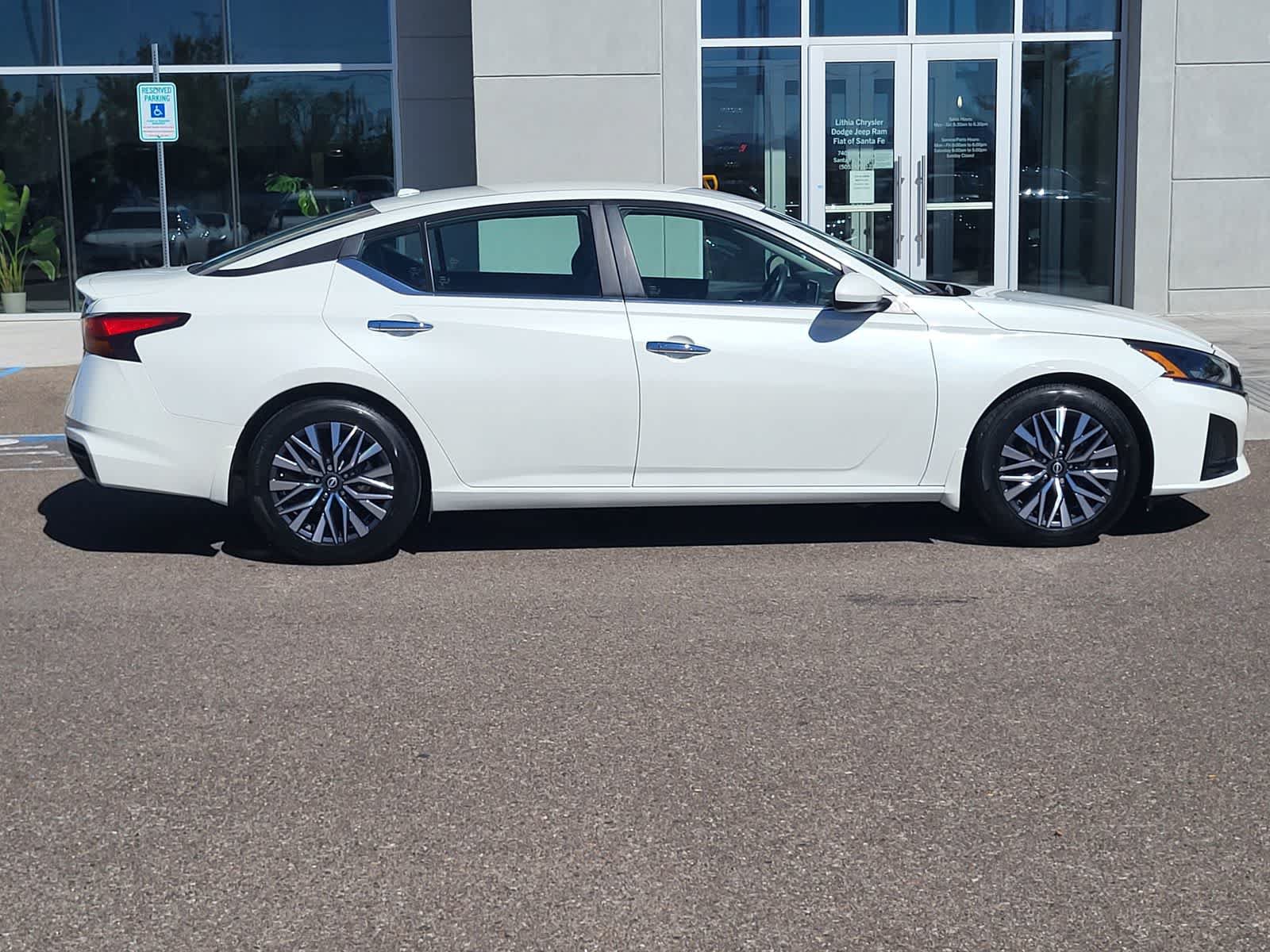 Used 2023 Nissan Altima 2.5 SV FWD image 4