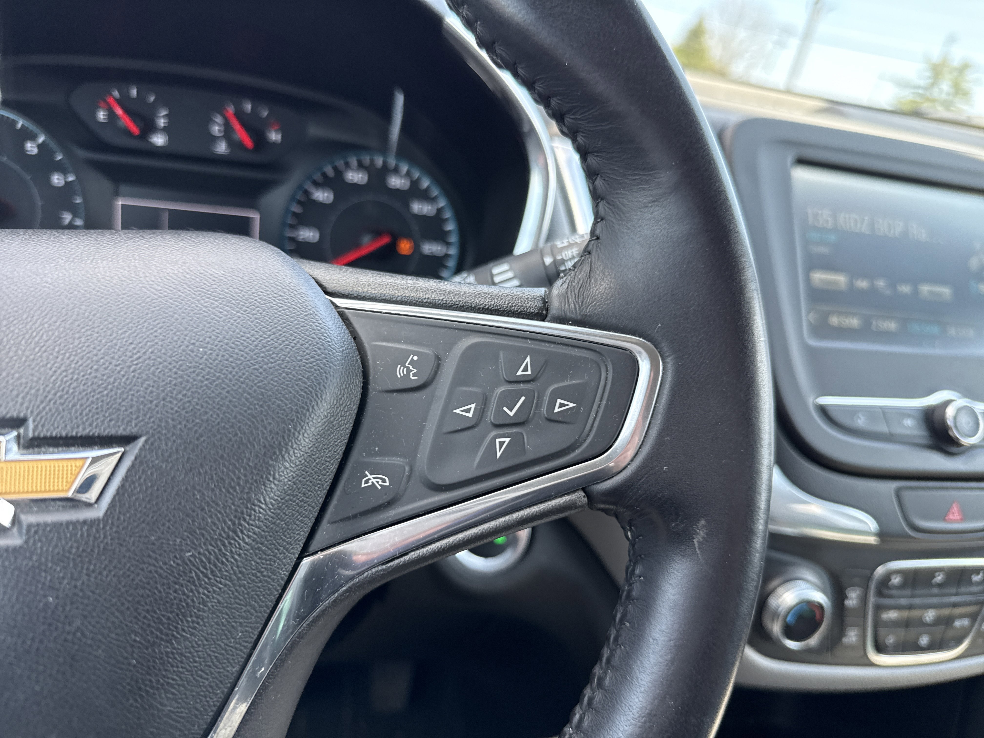 Used 2018 Chevrolet Equinox LT AWD/4WD image 18