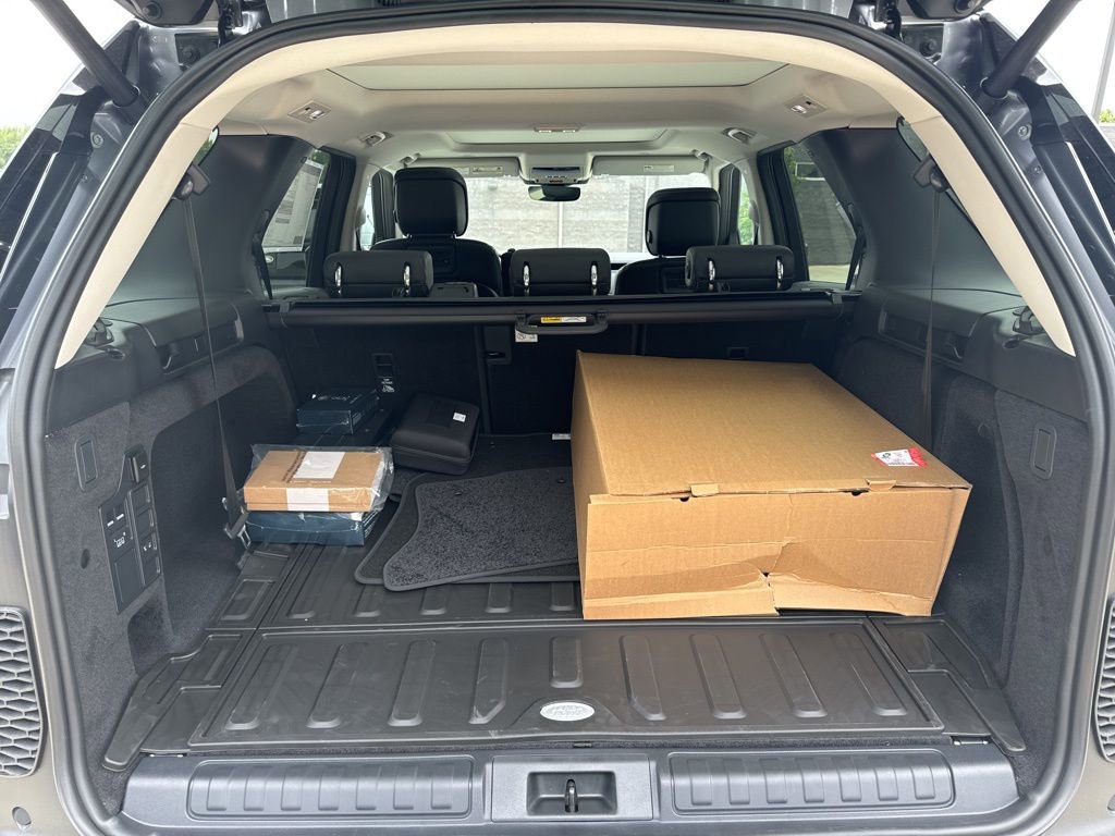 New 2024 Land Rover Discovery S image 9