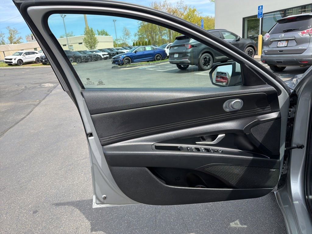 Used 2022 Hyundai Elantra Limited FWD image 25