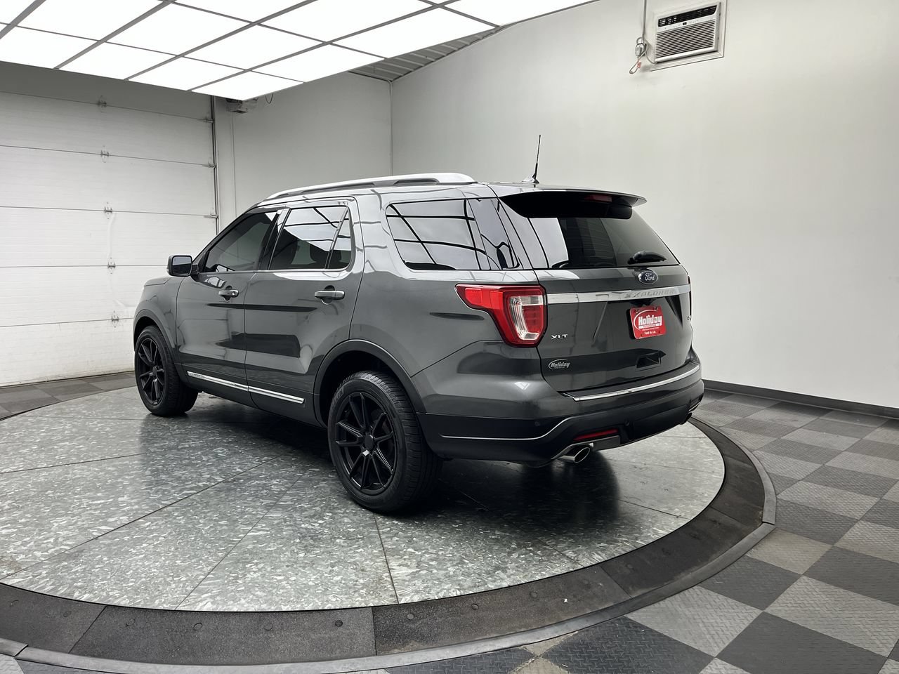 Used 2018 Ford Explorer XLT w/ Equipment Group 202A AWD/4WD image 2