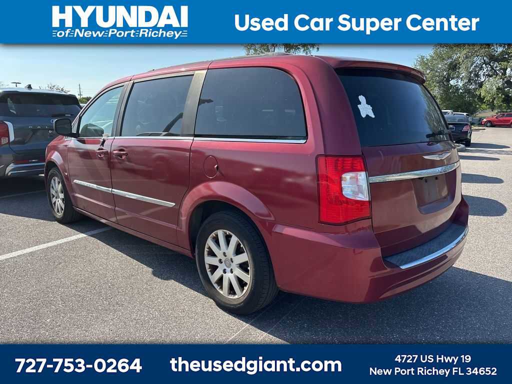 Used 2015 Chrysler Town & Country Touring image 2