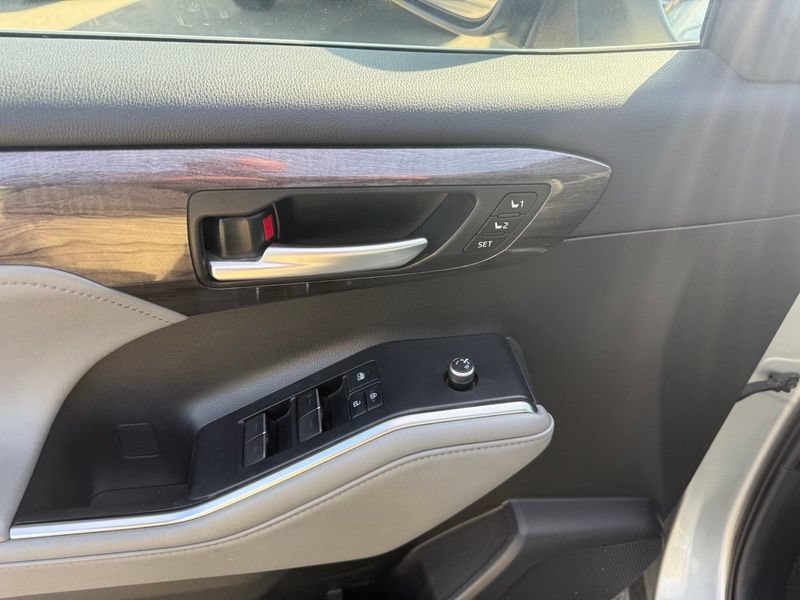Used 2020 Toyota Highlander Limited AWD/4WD image 6