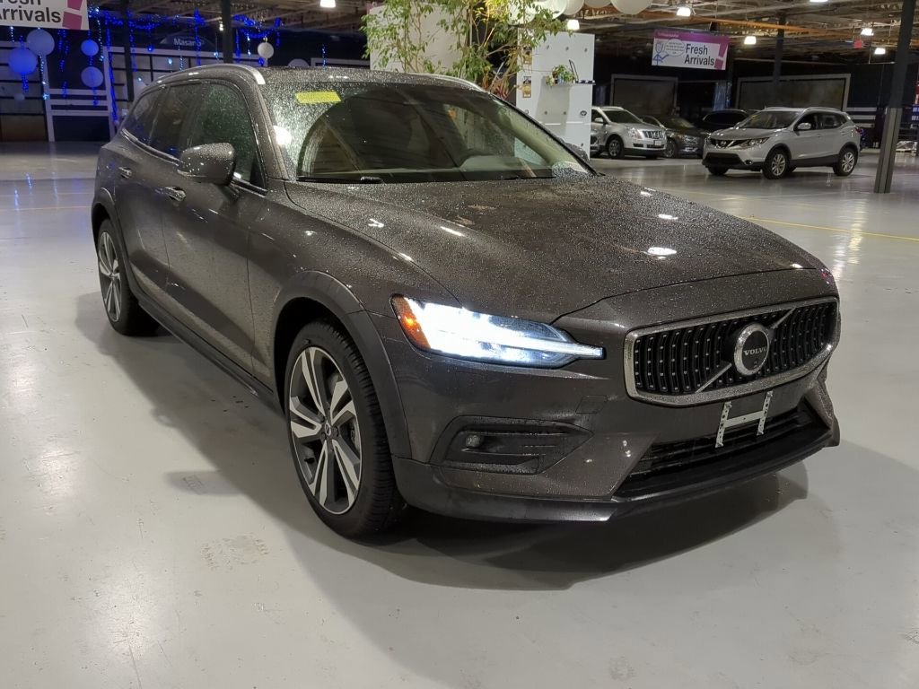 Used 2025 Volvo V60 B5 Cross Country Plus image 3