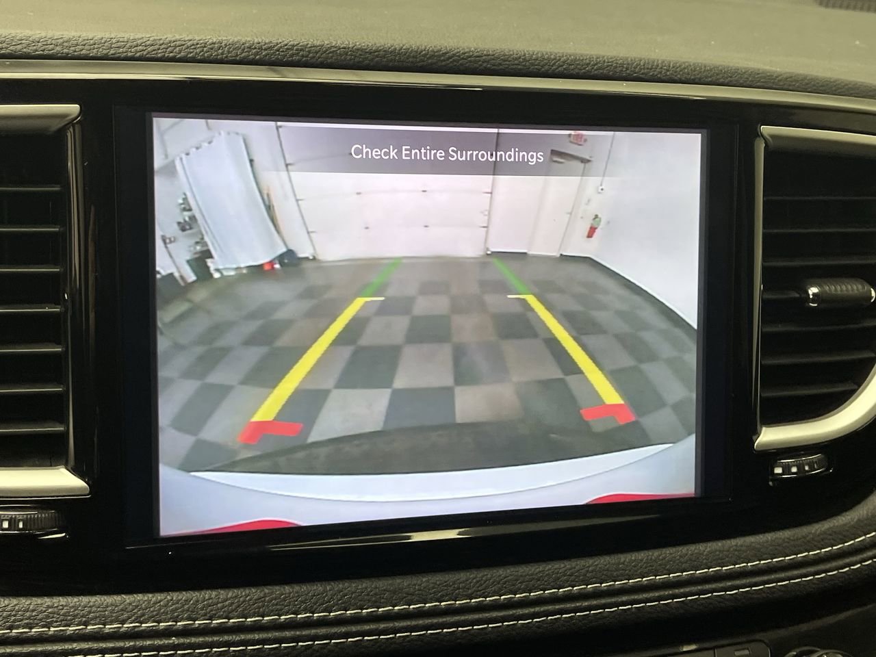 Used 2023 Chrysler Pacifica Touring FWD image 5