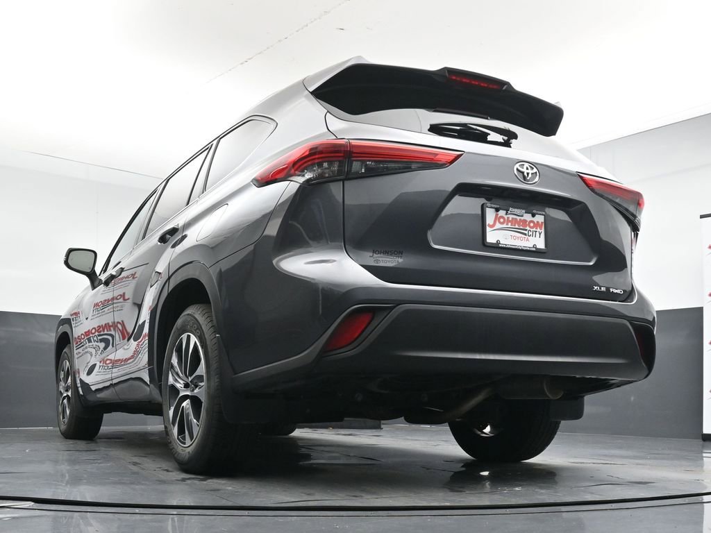Used 2021 Toyota Highlander XLE AWD/4WD image 38