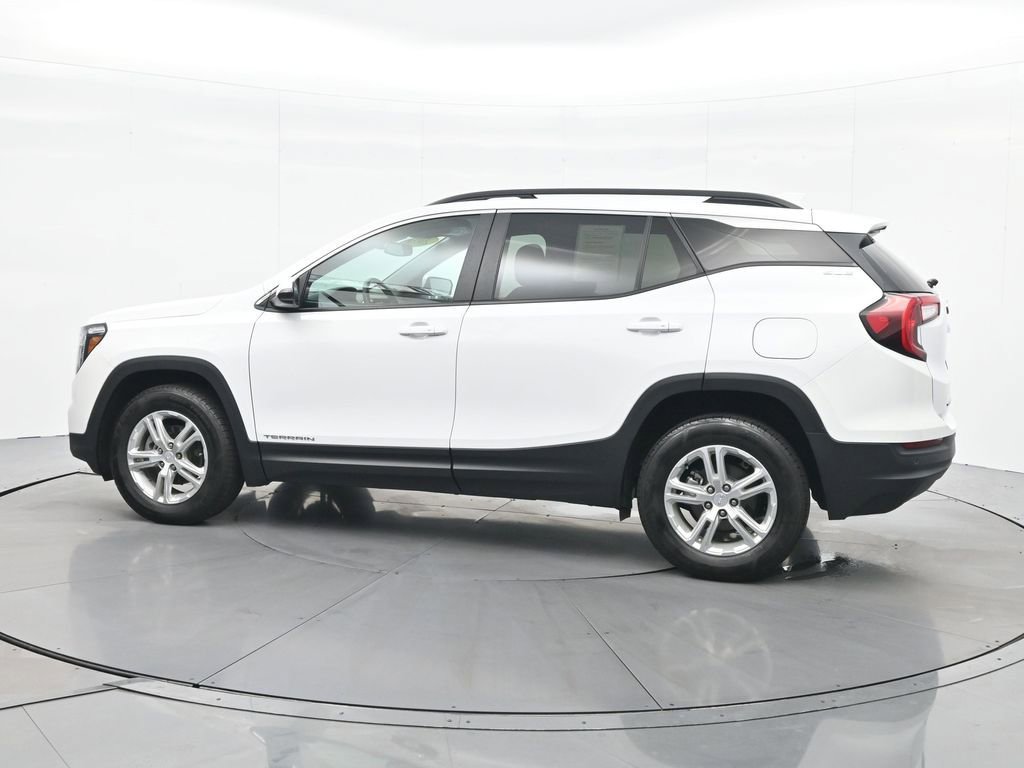 Used 2023 GMC Terrain SLE w/ Driver Convenience Package image 9