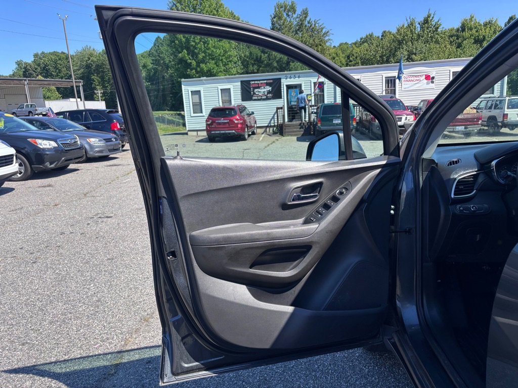 Used 2019 Chevrolet Trax LT w/ Driver Confidence Package AWD/4WD image 9