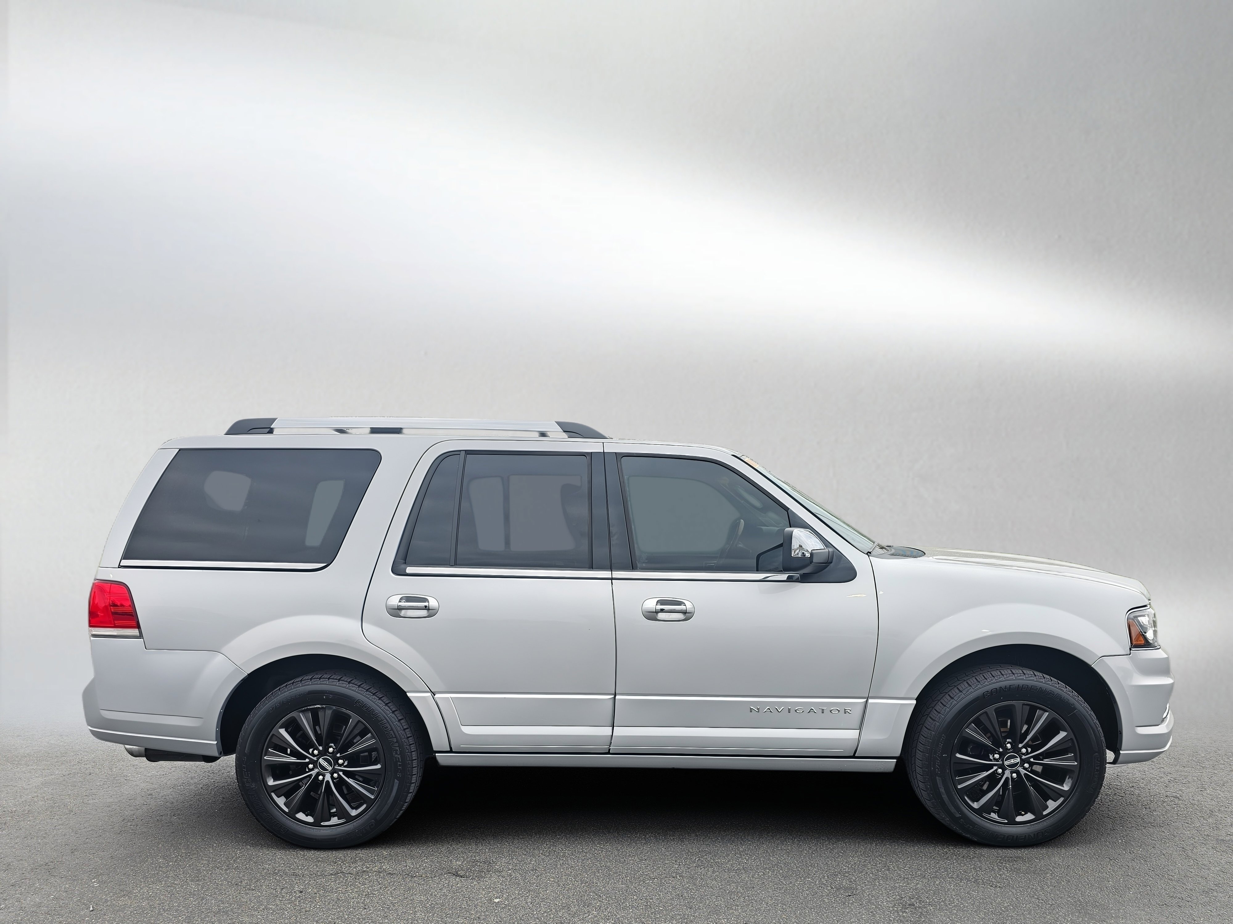 Used 2016 Lincoln Navigator Select AWD/4WD image 6