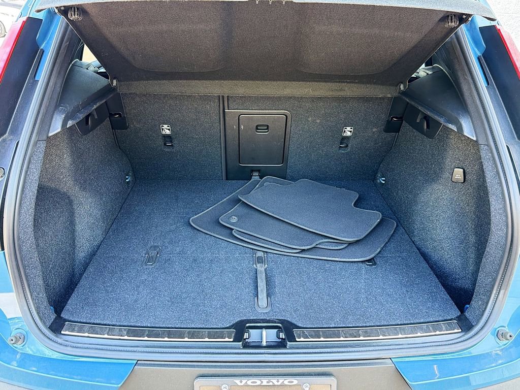 Used 2025 Volvo XC40 B5 Plus image 32