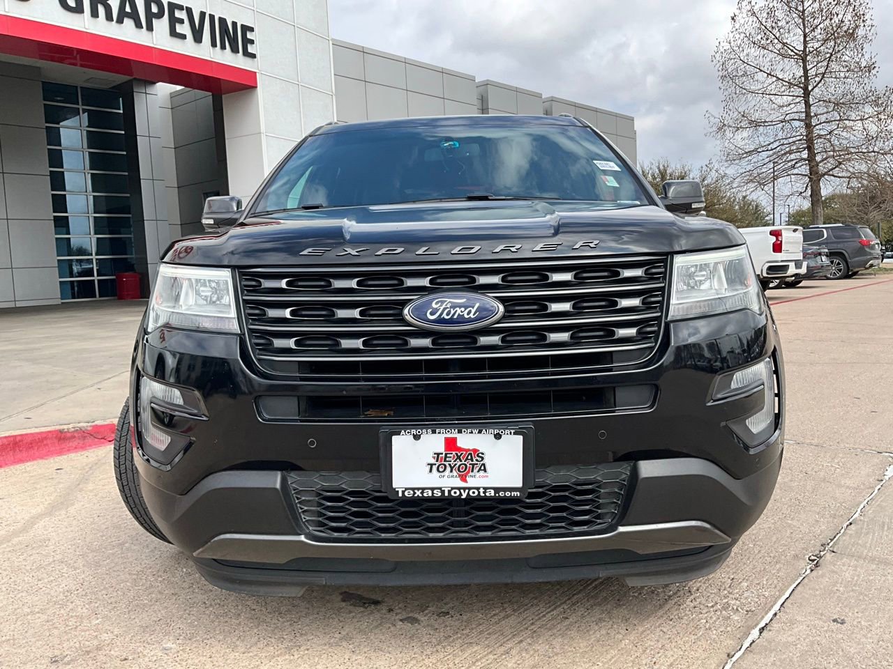 Used 2017 Ford Explorer XLT w/ Equipment Group 202A image 4