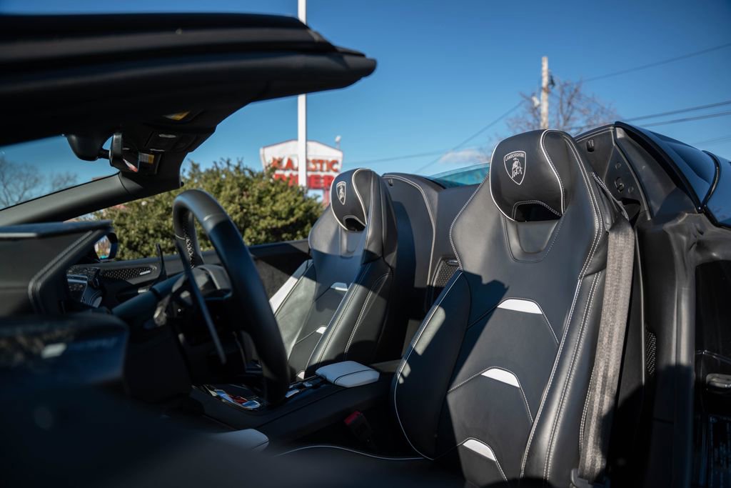 Used 2021 Lamborghini Huracan EVO RWD image 37