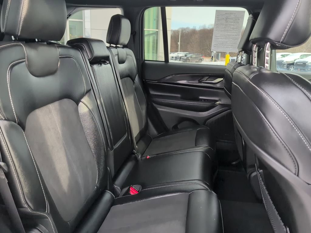 Used 2023 Jeep Grand Cherokee Altitude image 14