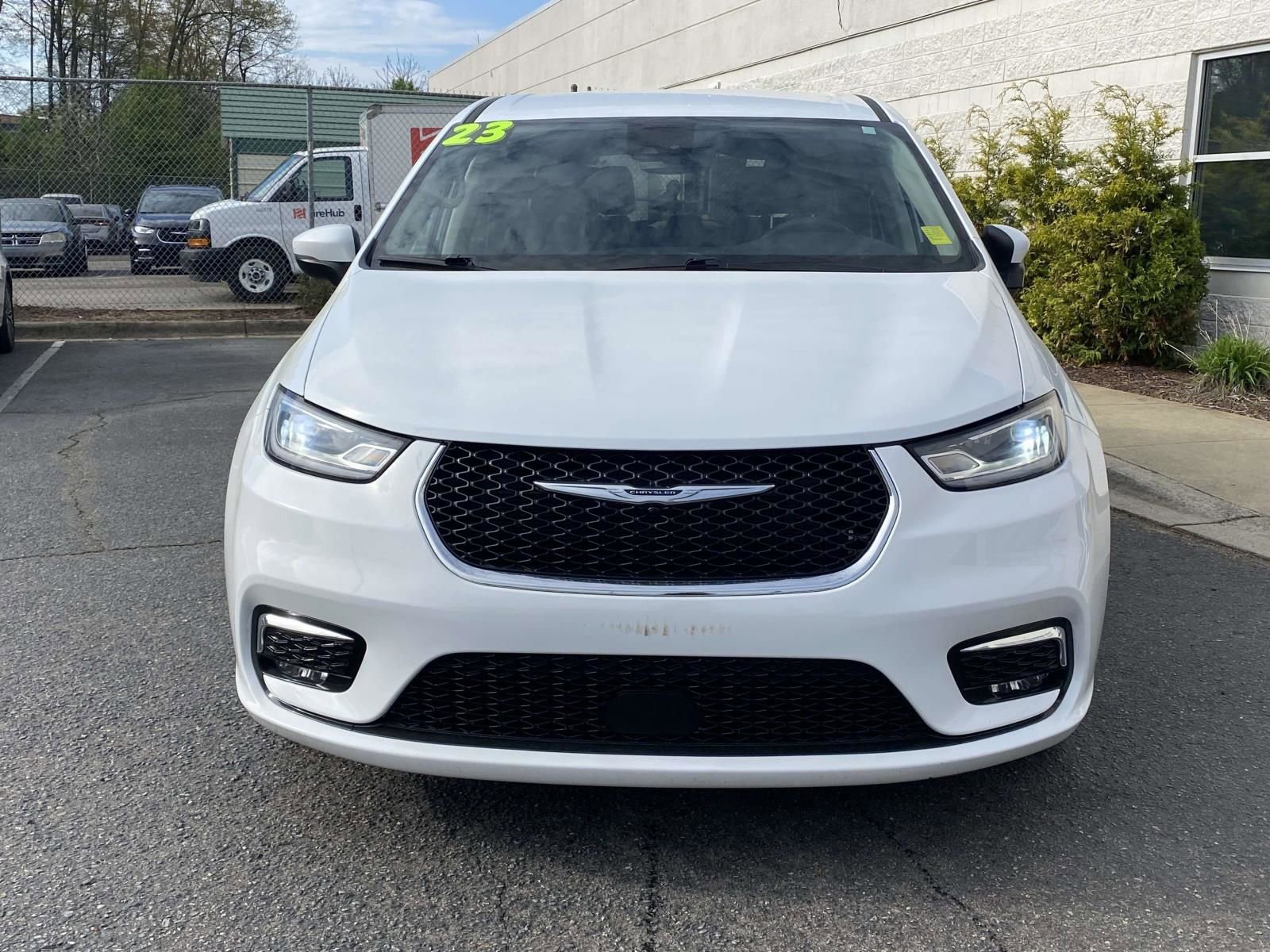 Used 2023 Chrysler Pacifica Touring-L image 2