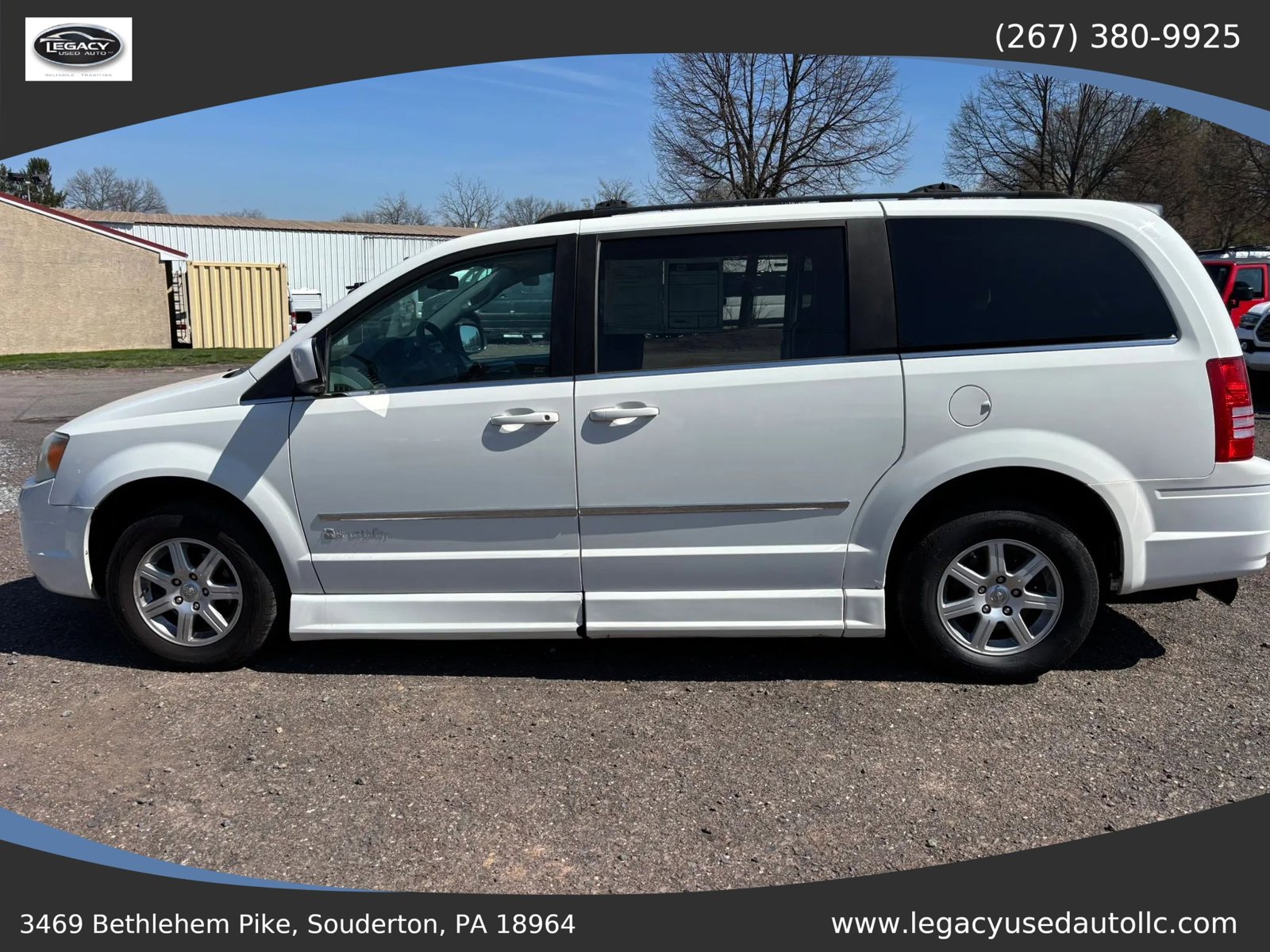 Used 2010 Chrysler Town & Country Touring FWD image 10