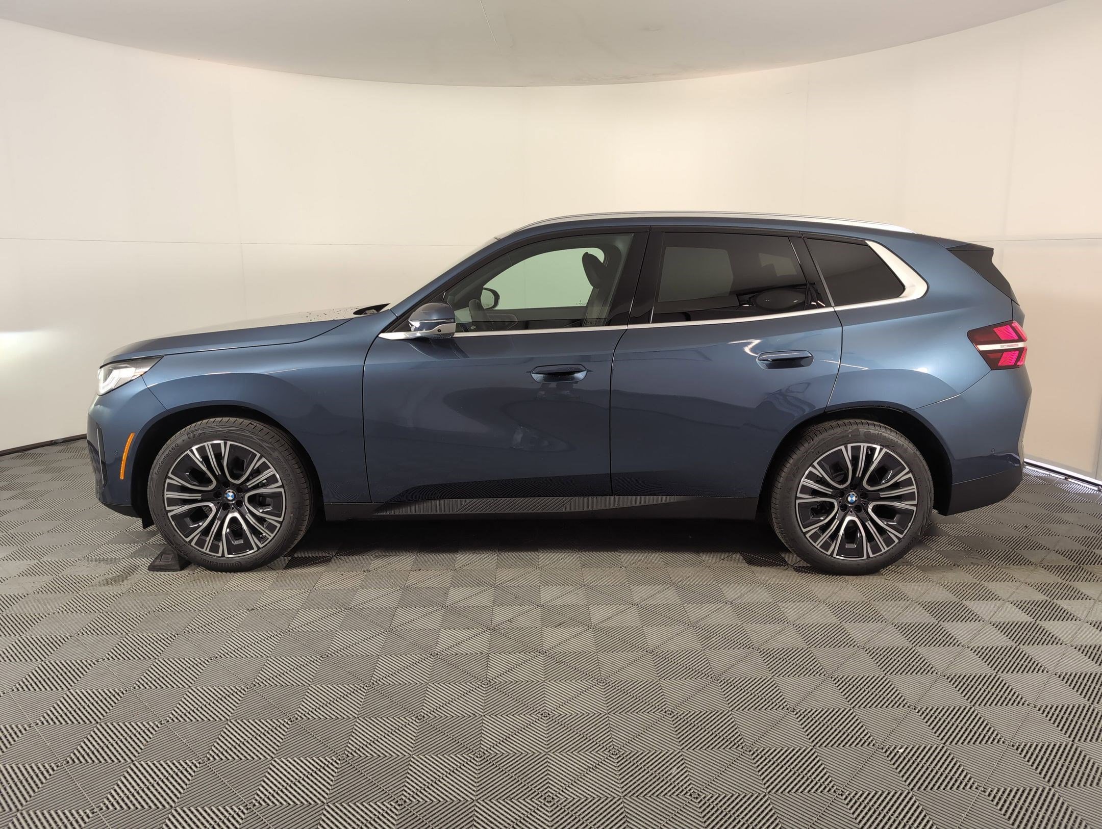 Used 2025 BMW X3 xDrive30i w/ Premium Package image 2