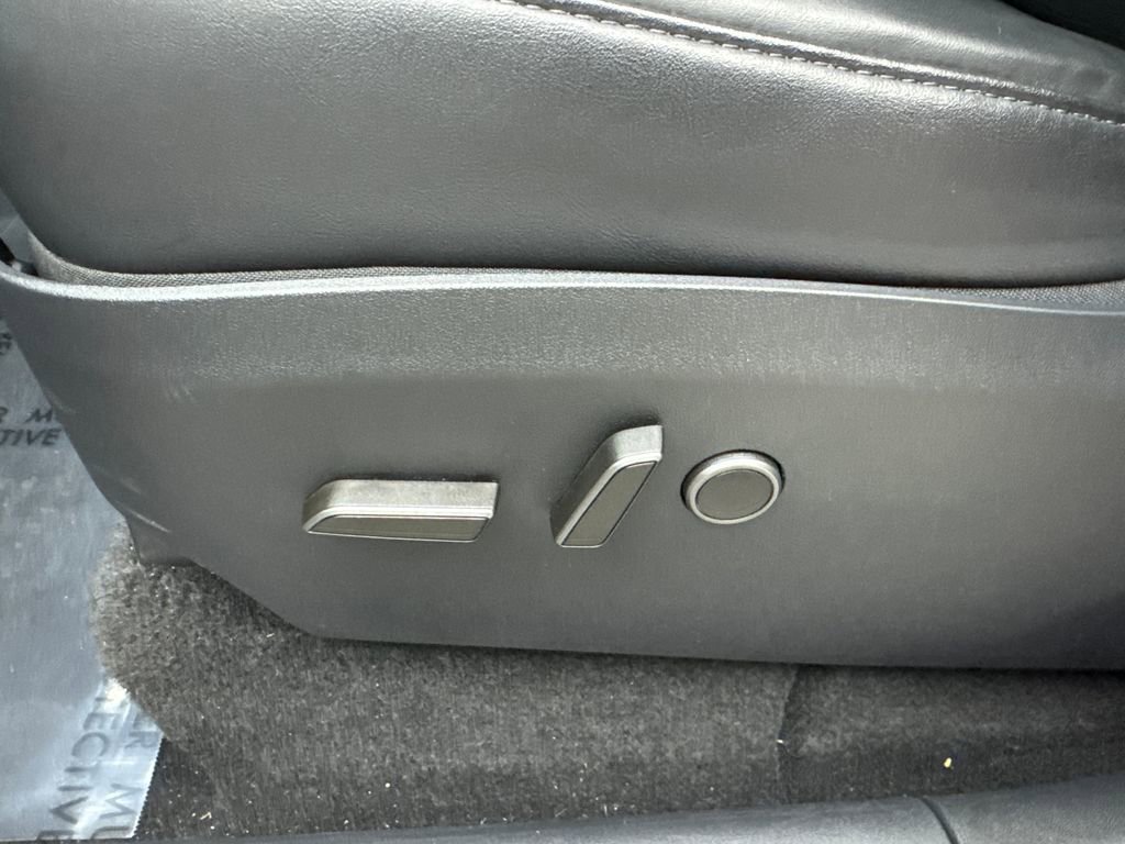 Used 2024 Tesla Model Y Long Range AWD/4WD image 28