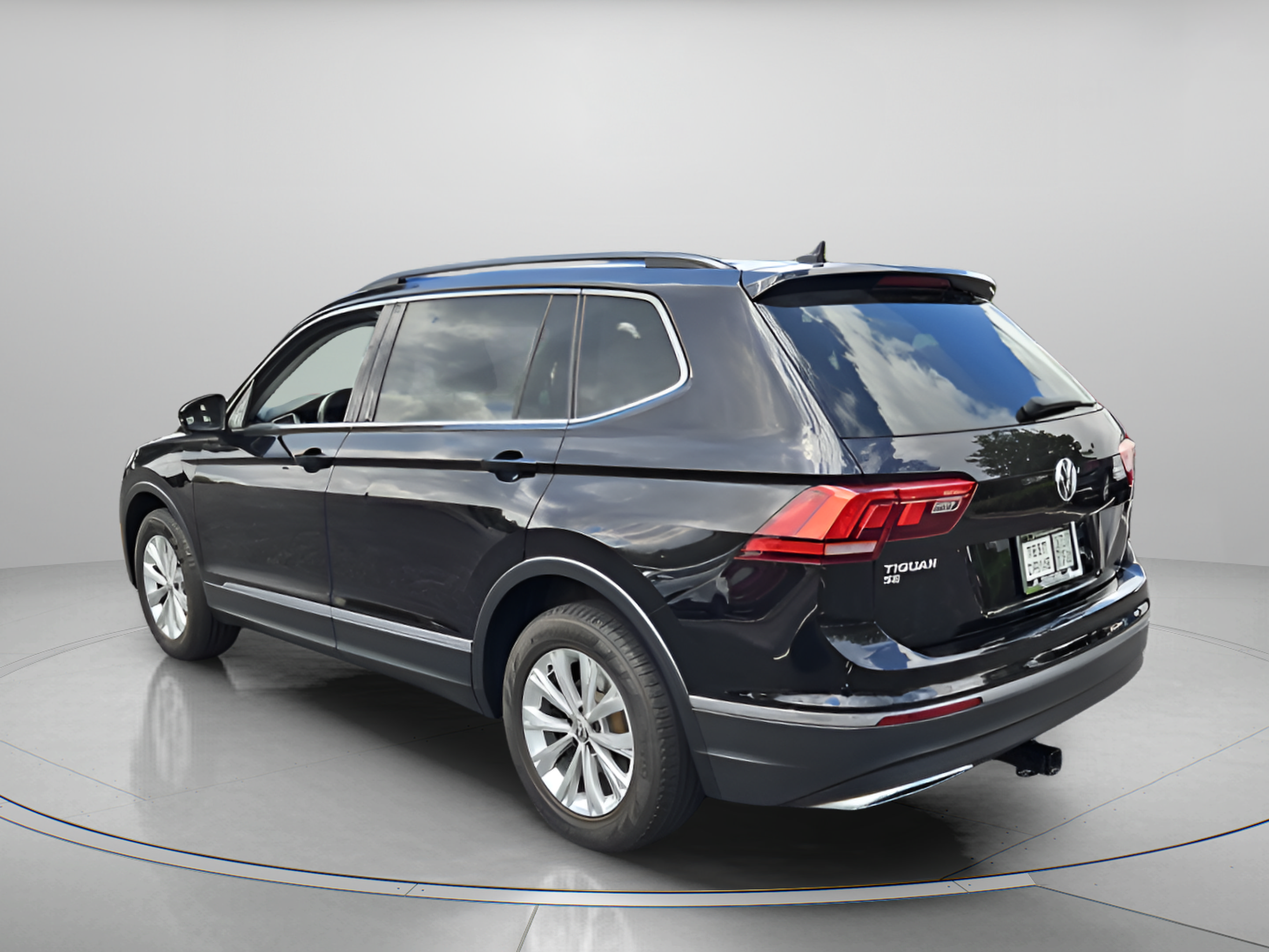 Used 2018 Volkswagen Tiguan S FWD image 3