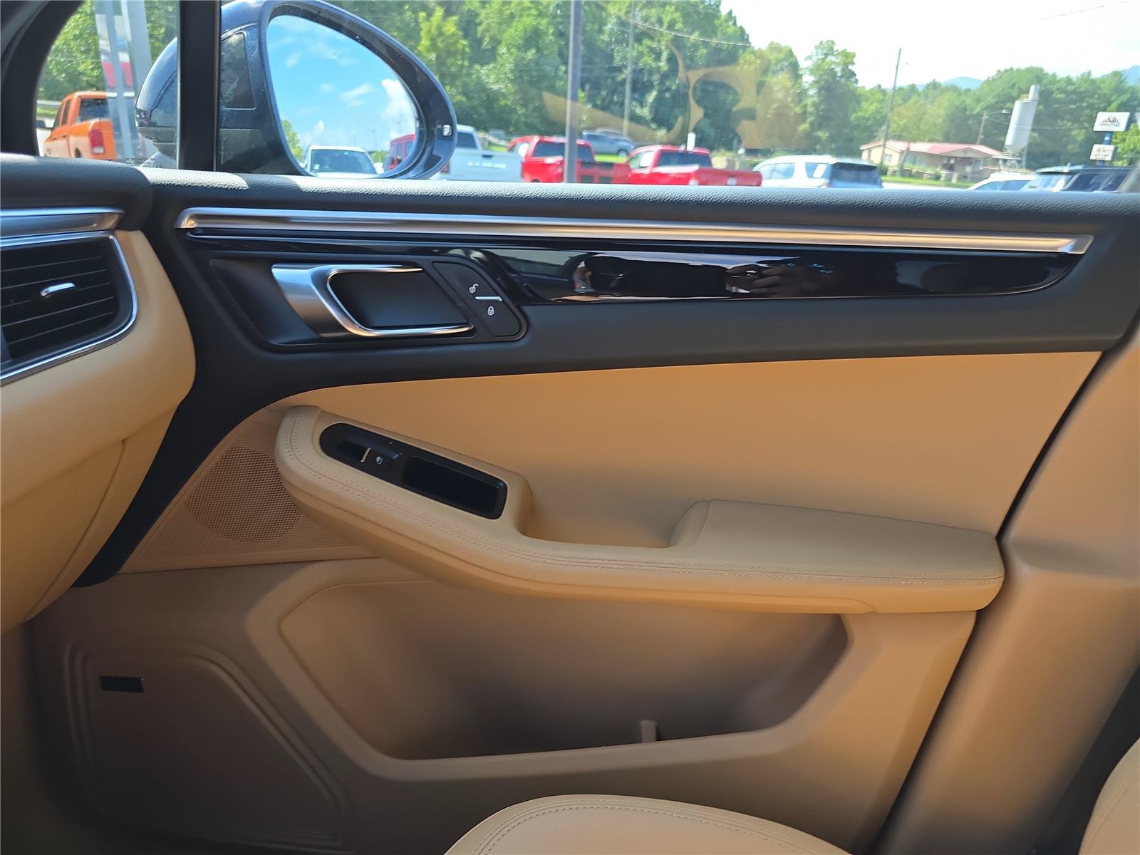 Used 2018 Porsche Macan AWD/4WD image 23