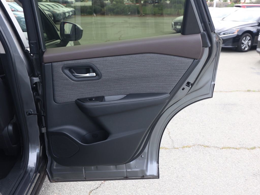 Used 2023 Nissan Rogue SV image 19