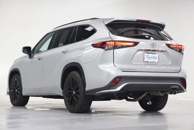 Used 2024 Toyota Highlander XSE FWD image 12