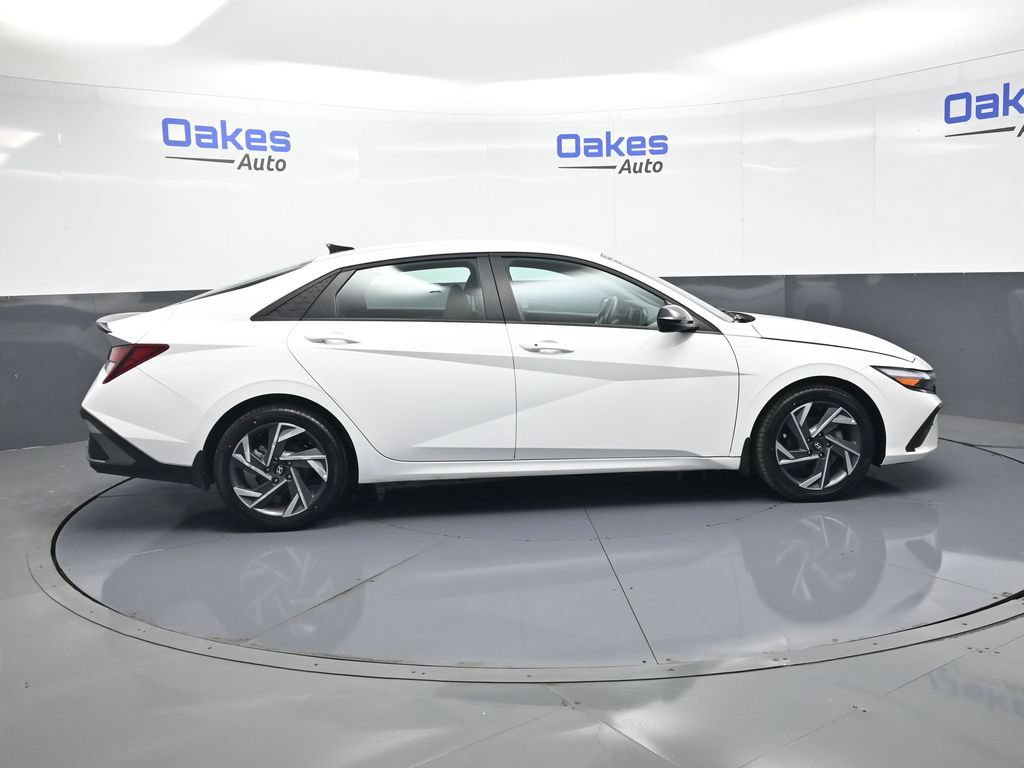 Used 2025 Hyundai Elantra Sport FWD image 8
