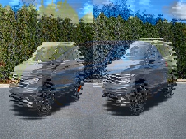 Used 2024 Volkswagen Tiguan SE image 2