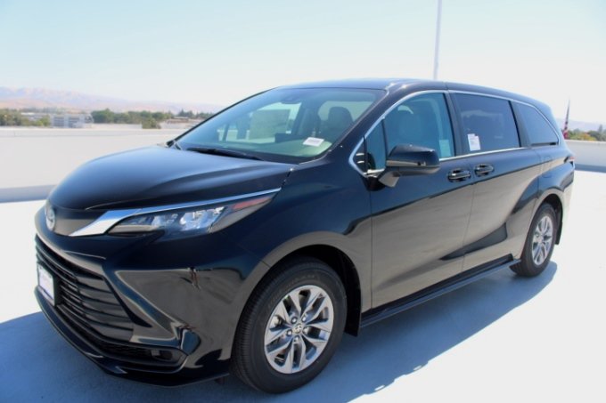 New 2026 Toyota Sienna LE FWD image 6