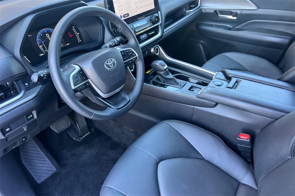 Used 2025 Toyota Grand Highlander AWD image 12