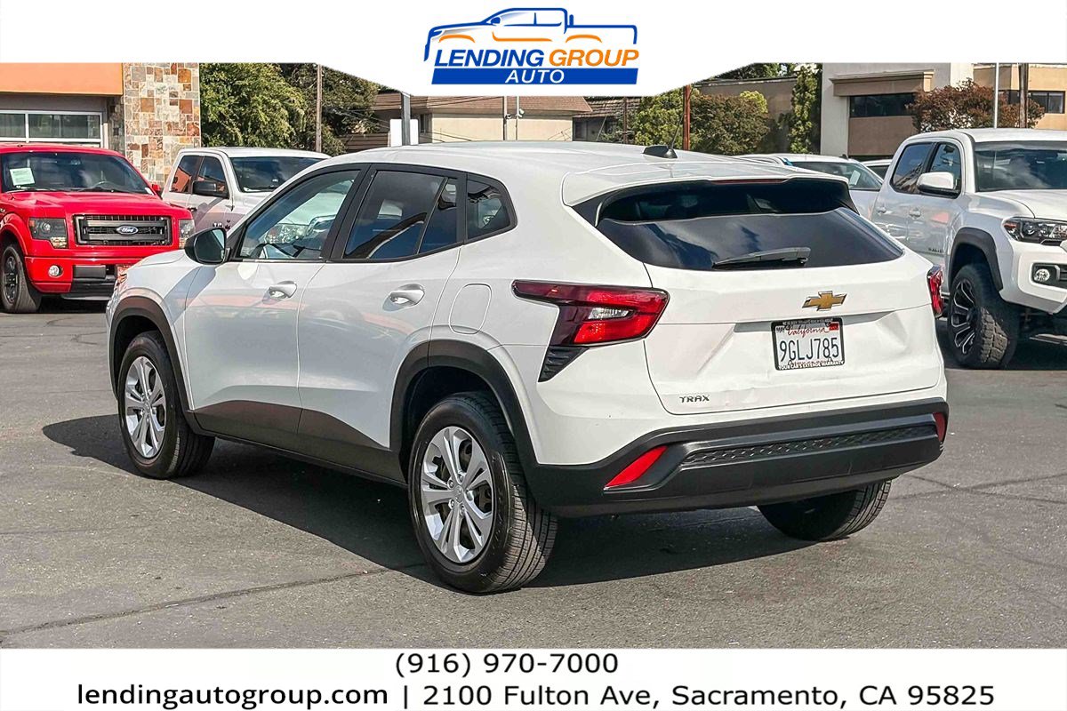 Used 2024 Chevrolet Trax LS FWD image 2