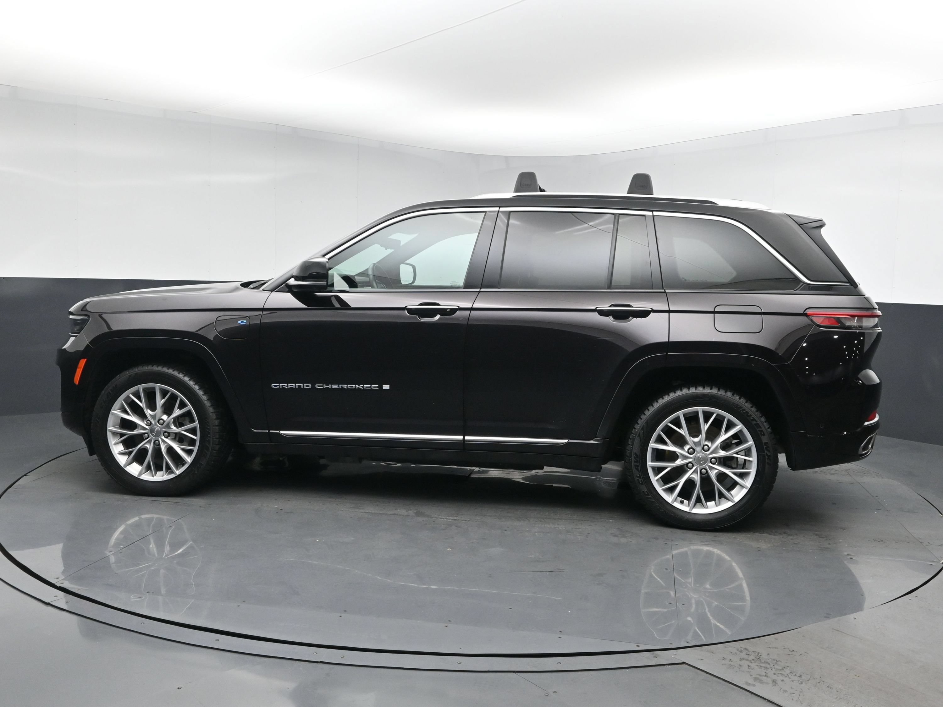 Used 2022 Jeep Grand Cherokee Summit w/ Advanced Protech Group IV AWD/4WD image 5