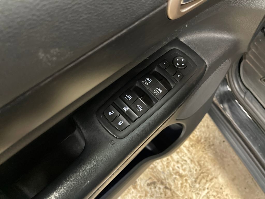 Used 2016 Jeep Grand Cherokee Laredo w/ Quick Order Package 23E AWD/4WD image 16
