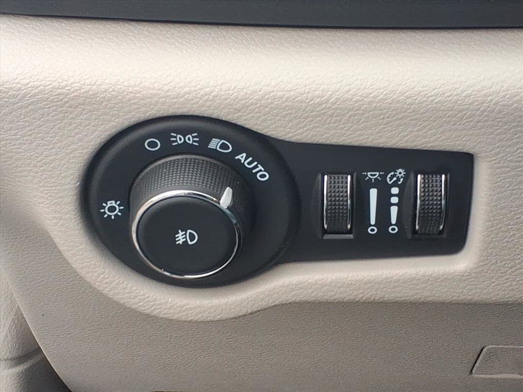 Used 2024 Chrysler Pacifica Touring-L image 21