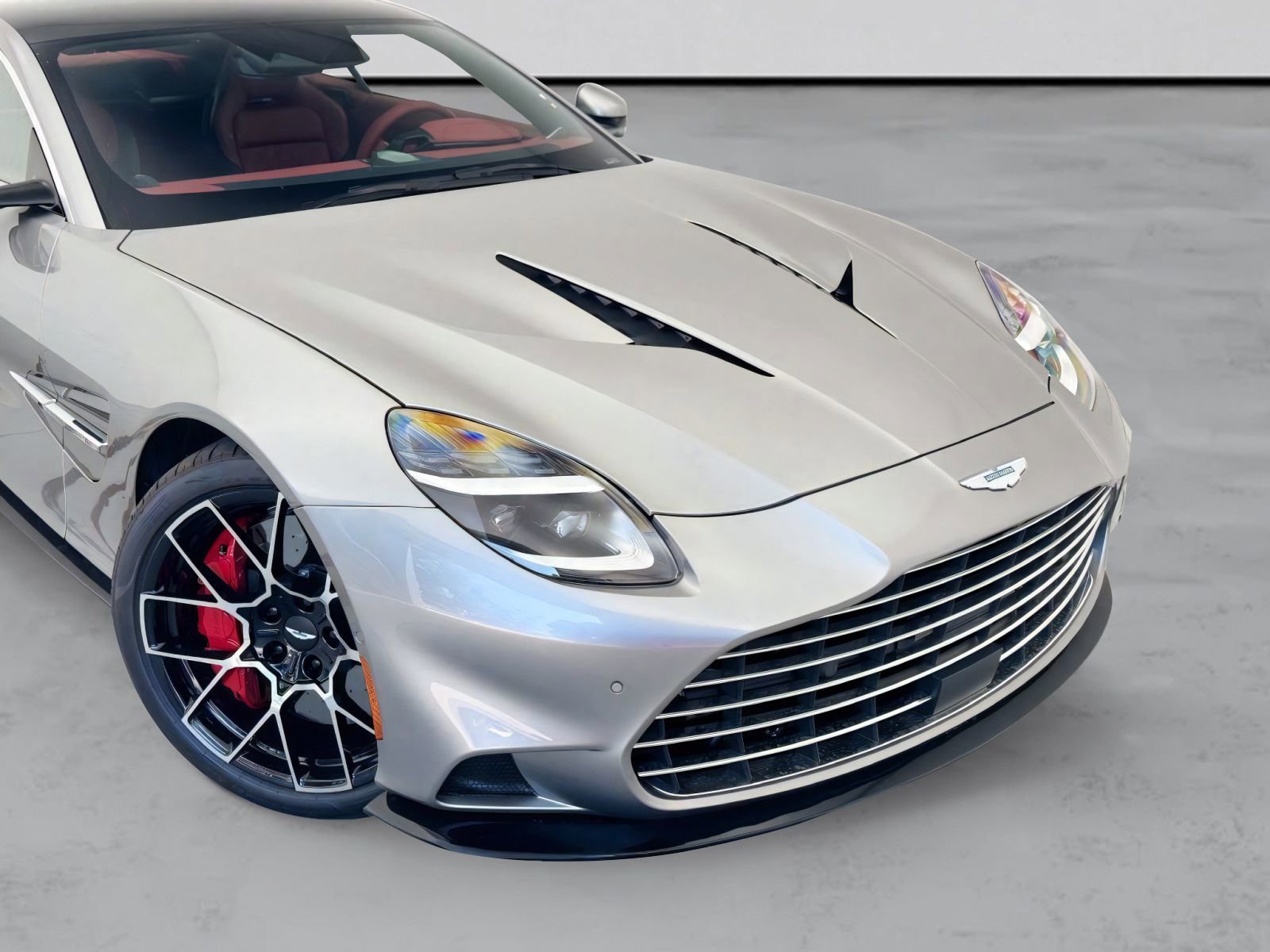 Used 2025 Aston Martin Vanquish RWD image 26