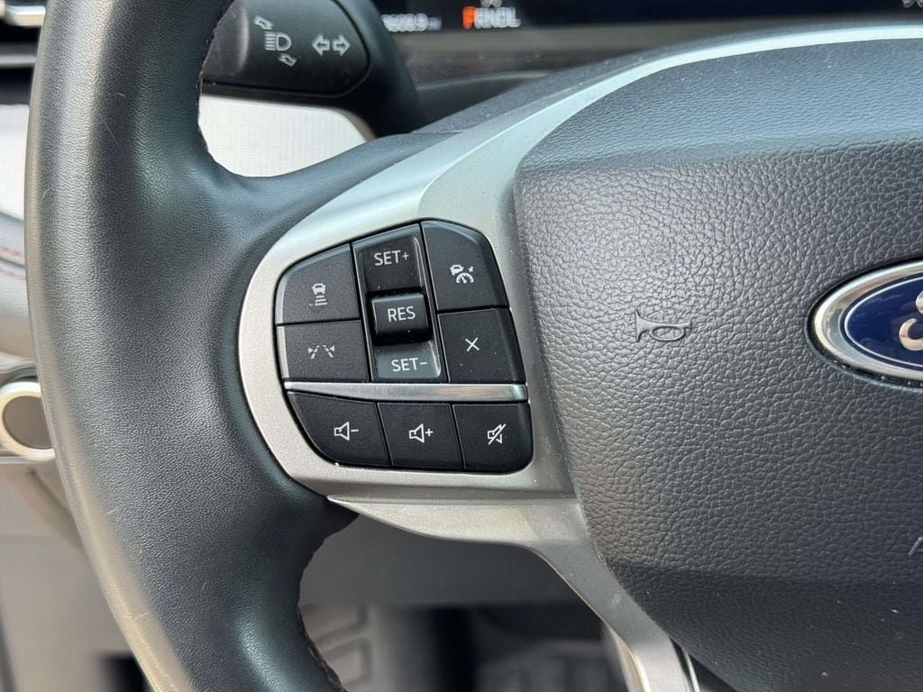Used 2025 Ford Explorer Active RWD image 11