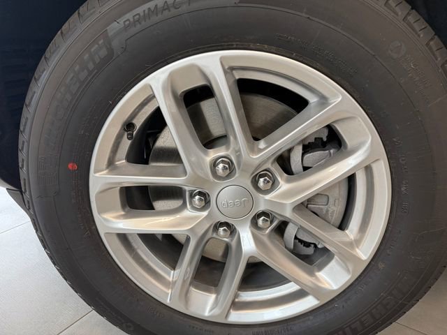 New 2025 Jeep Grand Cherokee L Laredo image 5