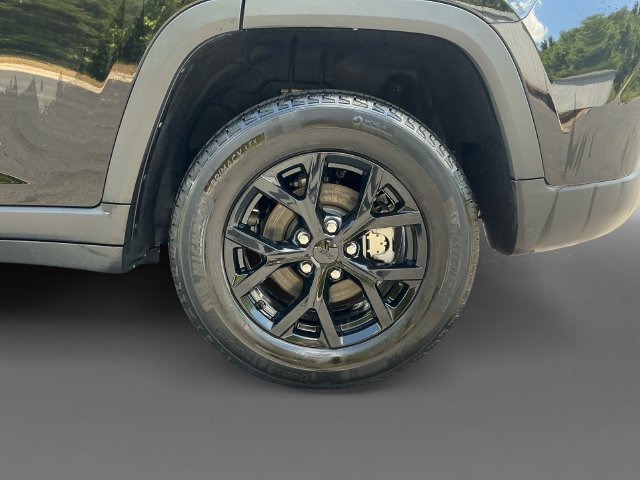 Used 2025 Jeep Grand Cherokee Altitude AWD/4WD image 17