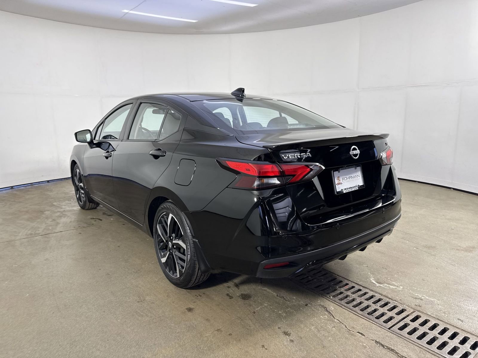 Certified 2025 Nissan Versa SR w/ Trunk Package image 30