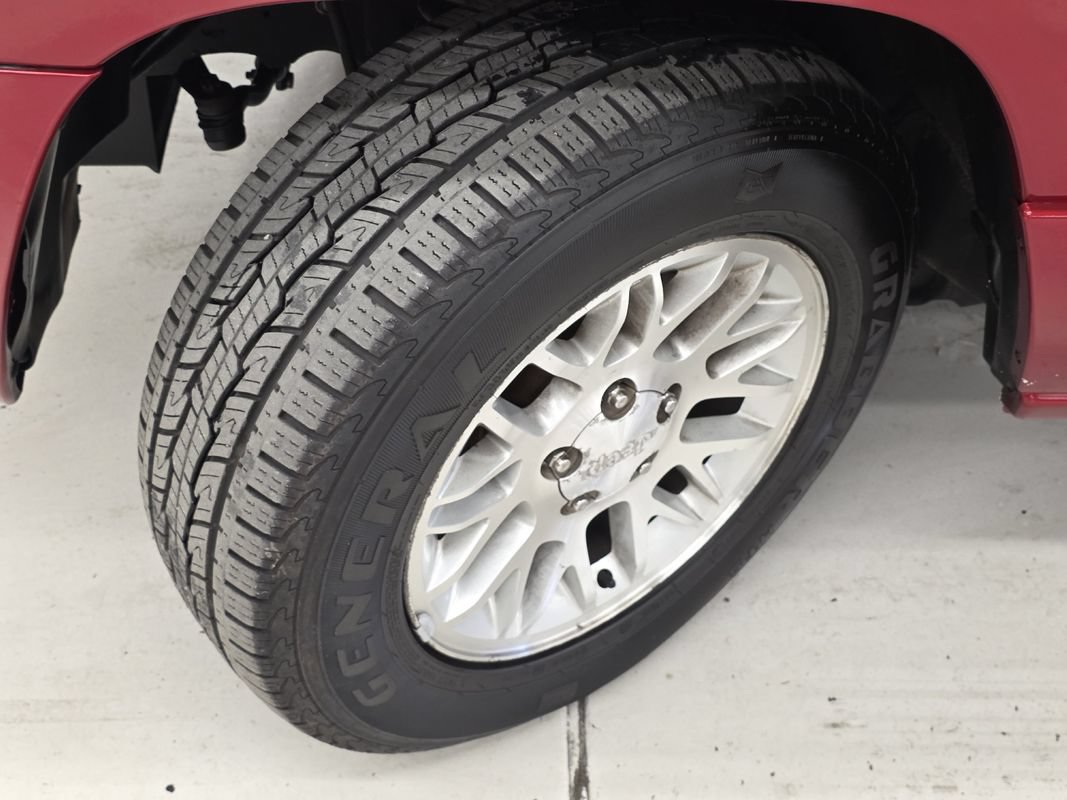 Used 2004 Jeep Grand Cherokee Limited w/ Cold Weather Group AWD/4WD image 35