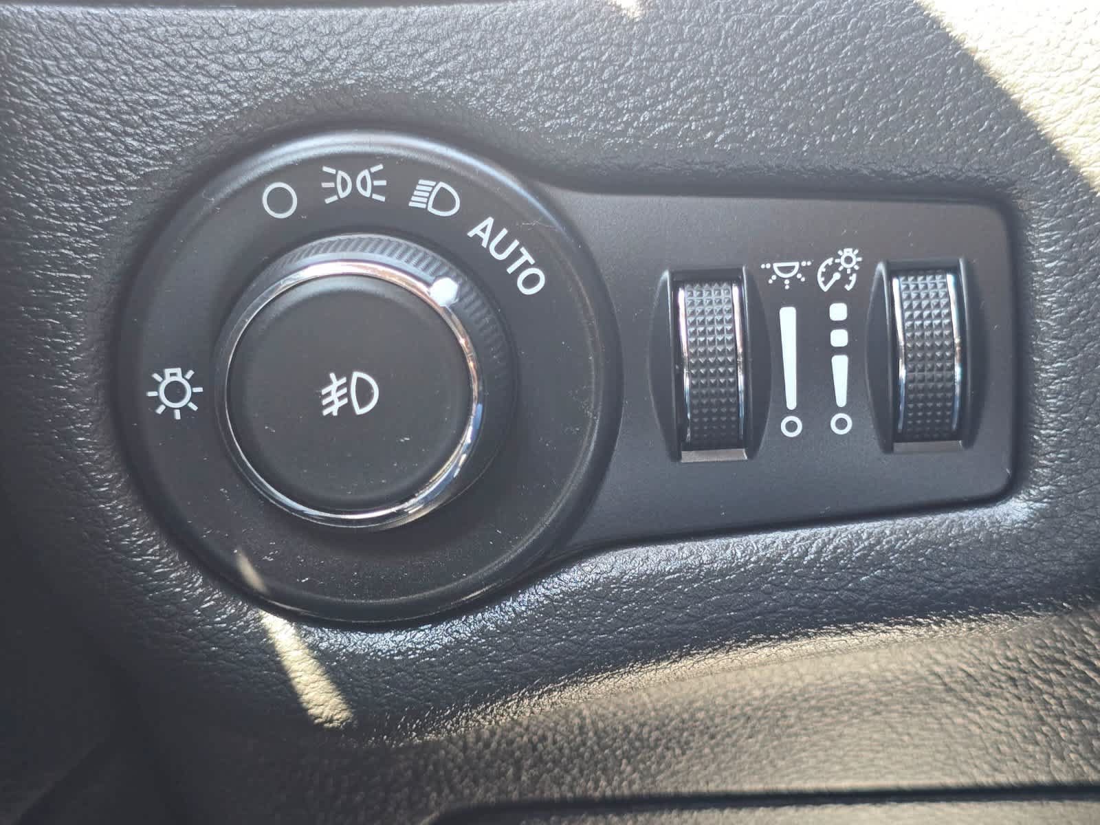 Used 2015 Jeep Cherokee Latitude w/ Cold Weather Group AWD/4WD image 18
