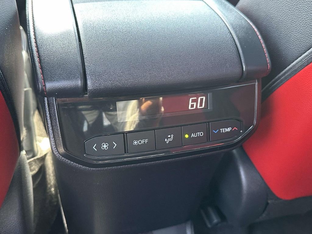 Used 2024 Toyota Highlander XSE AWD/4WD image 10
