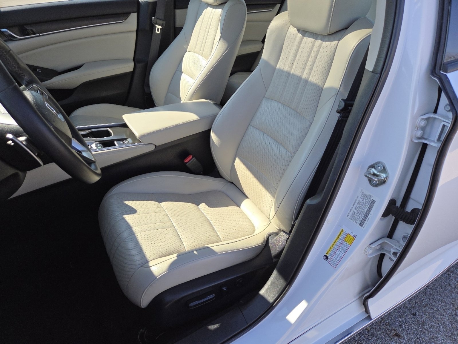 Used 2018 Honda Accord Touring image 25